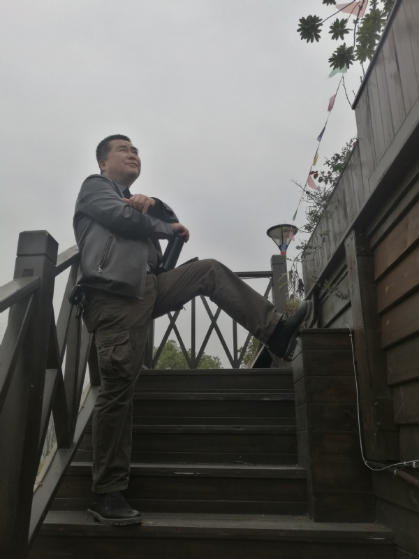 孤单背影的第一张照片--烟台相亲服务中心