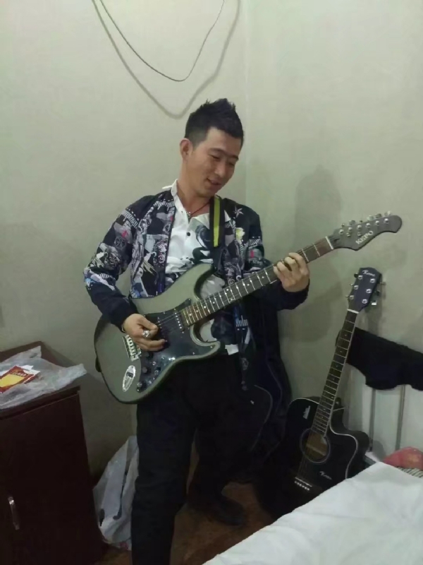小吉他的第一张照片--烟台相亲服务中心