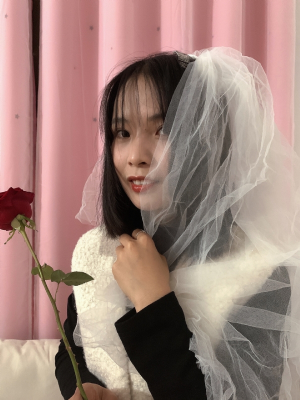 持紫菜包饭的女孩的第一张照片--烟台相亲服务中心